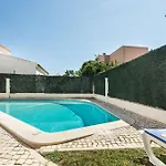 Residential Cul-de-sac Walking Distance To Centre, Private Pool, Free Ac Wifi *