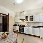 Residential Cul-de-sac Walking Distance To Centre, Private Pool, Free Ac Wifi * לואה