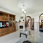 Residential Cul-de-sac Walking Distance To Centre, Private Pool, Free Ac Wifi