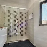 Residential Cul-de-sac Walking Distance To Centre, Private Pool, Free Ac Wifi * לואה