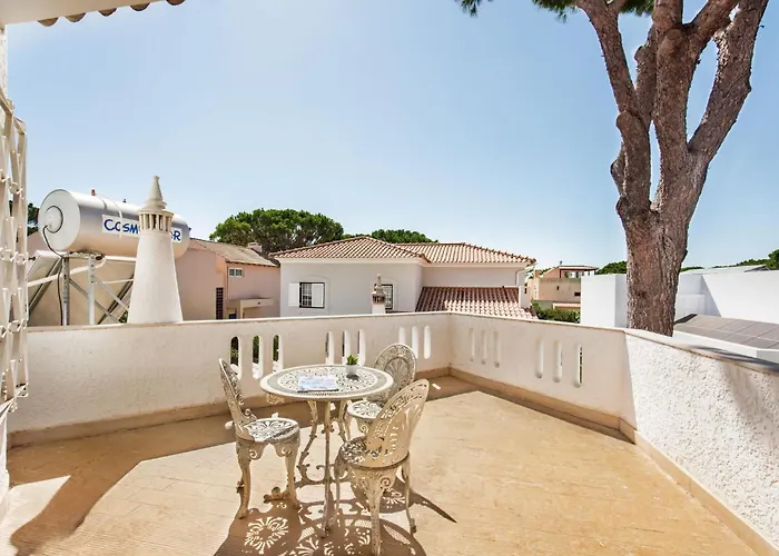 Residential Cul-de-sac Walking Distance To Centre, Private Pool, Free Ac Wifi