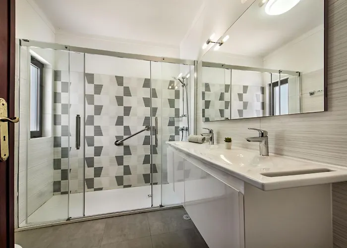 Residential Cul-de-sac Walking Distance To Centre, Private Pool, Free Ac Wifi