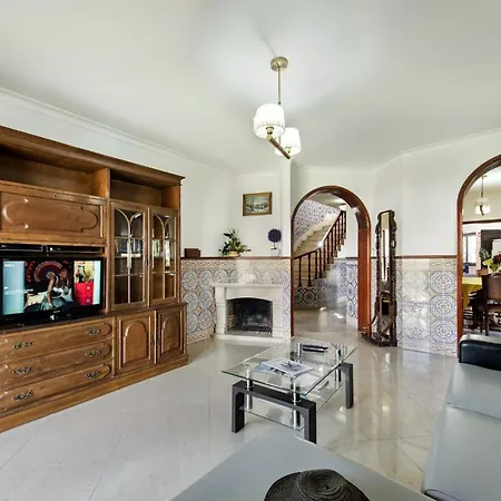 Residential Cul-de-sac Walking Distance To Centre, Private Pool, Free Ac Wifi