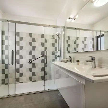 Residential Cul-de-sac Walking Distance To Centre, Private Pool, Free Ac Wifi