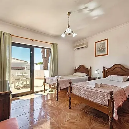Villa Residential Cul-de-sac Walking Distance To Centre, Private Pool, Free Ac Wifi *