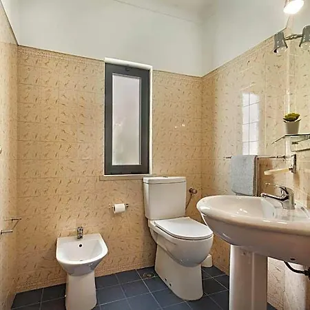 Residential Cul-de-sac Walking Distance To Centre, Private Pool, Free Ac Wifi *