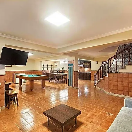 Villa Residential Cul-de-sac Walking Distance To Centre, Private Pool, Free Ac Wifi *