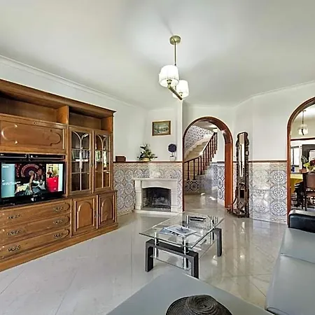 Villa Residential Cul-de-sac Walking Distance To Centre, Private Pool, Free Ac Wifi *