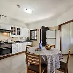 Residential Cul-de-sac Walking Distance To Centre, Private Pool, Free Ac Wifi * 쿼테이라