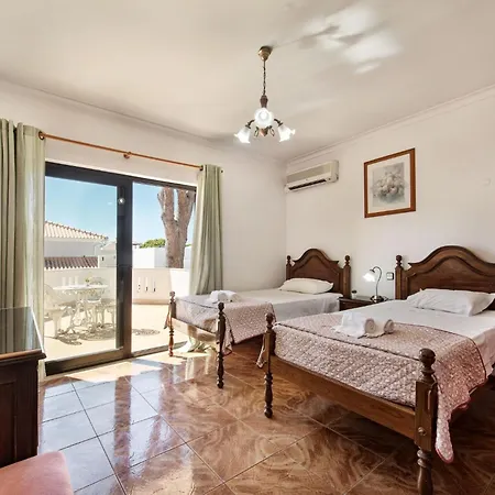 Willa Residential Cul-de-sac Walking Distance To Centre, Private Pool, Free Ac Wifi Quarteira
